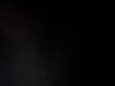 Takım elbiseli ve kravatlı bir adam elinde kamera tutuyor.