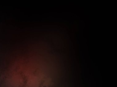 Takım elbiseli ve kravatlı bir adam ateşin önünde duruyor.