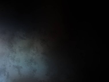 Takım elbiseli ve kravatlı bir adam duvarın önünde duruyor.