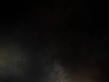 Karlı bir yüzeyde snowboard süren bir insan.