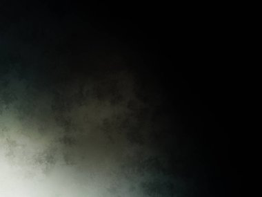 Siyah gömlekli bir adam tenis raketi tutuyor.