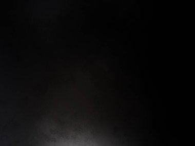 Siyah gömlekli bir adam elinde kamera tutuyor.