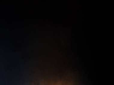 Rampada kaykay süren biri.