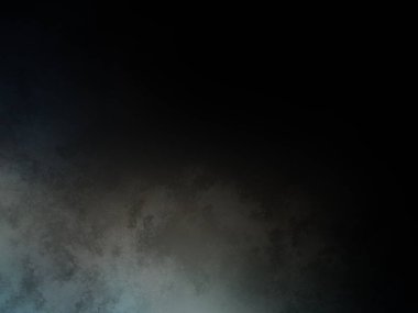 Siyah gömlekli bir adam tenis raketi tutuyor.