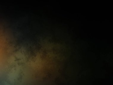 Bir adam kortta tenis raketi tutuyor.