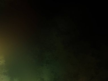 Yeşil ve sarı ışıklı bir sokak lambası.