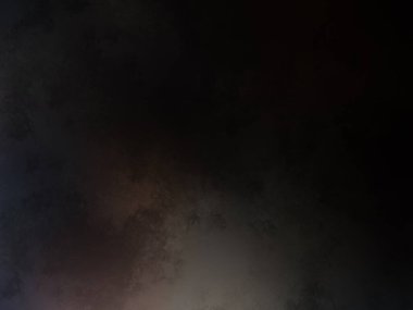 Karanlık bir odada arka planda bir yangın musluğu.