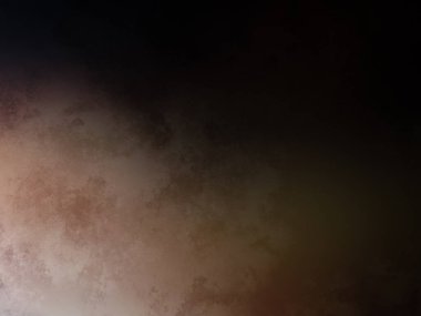 Takım elbiseli ve kravatlı bir adam tenis raketi tutuyor.