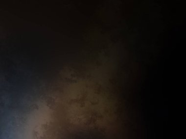 Takım elbiseli ve kravatlı bir adam duvarın önünde duruyor.