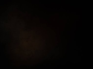 Karanlık gökyüzünde dolunay ve siyah bir arka plan.