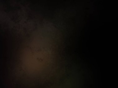 Elinde cep telefonu olan takım elbiseli ve kravatlı bir adam.