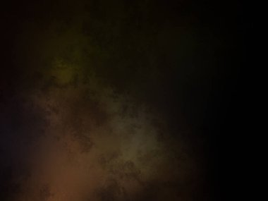 Takım elbiseli ve kravatlı bir adam ateşin önünde duruyor.