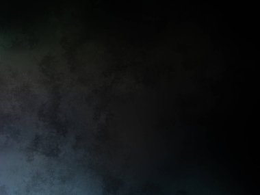 Siyah gömlekli bir adam tenis raketi tutuyor.