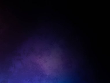 Elinde mikrofon tutan takım elbiseli ve kravatlı bir adam.