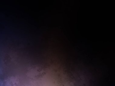 Rampada kaykay süren bir adam.