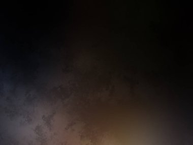 Karlı bir yüzeyde snowboard süren bir insan.