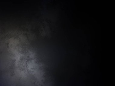 Siyah gömlekli ve kravatlı bir adam tenis raketi tutuyor.