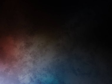 Karanlık bir yüzeyde kaykayın üstünde bir insan.