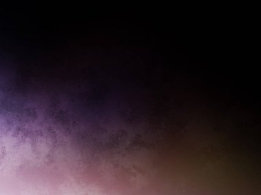 Bir adam elinde tenis raketi tutuyor.