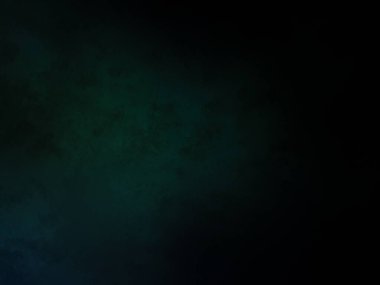 Siyah gömlekli bir adam tenis raketi tutuyor.