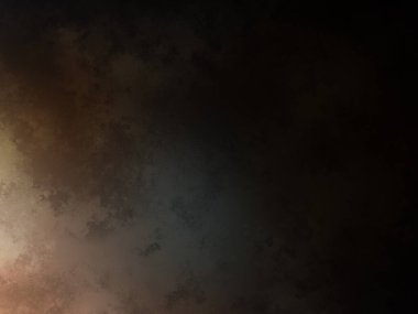 Takım elbiseli ve kravatlı bir adam karanlık bir arka planın önünde duruyor.