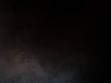 Takım elbiseli ve kravatlı bir adam ateşin önünde duruyor.