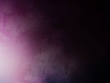 Bir adam kortta tenis raketi tutuyor.