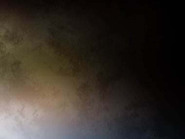 Rampada kaykay süren biri.