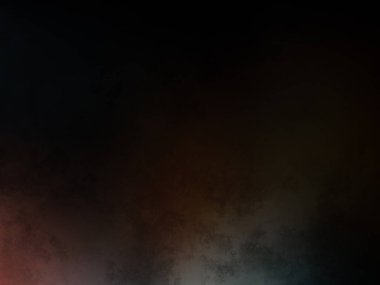 Takım elbiseli ve kravatlı bir adam ateşin önünde duruyor.