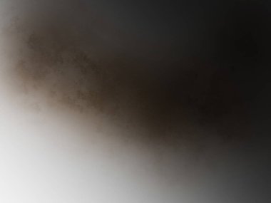 Karlı bir yüzeyde kaykay süren bir insan.