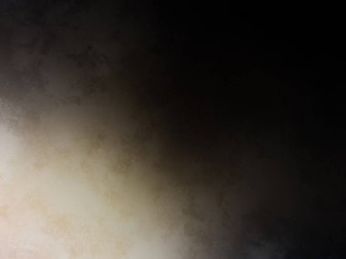 Elinde cep telefonu olan takım elbiseli ve kravatlı bir adam.