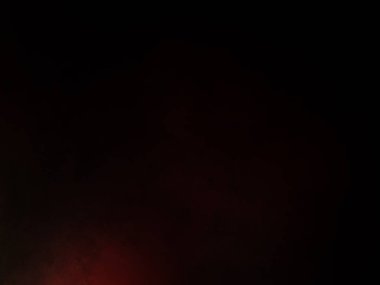 Karanlıkta siyah arka planı olan kırmızı bir ışık.