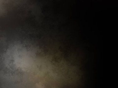 Takım elbiseli ve kravatlı bir adam karanlık bir arka planın önünde duruyor.