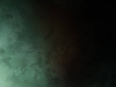 Takım elbiseli ve kravatlı bir adam tenis raketi tutuyor.