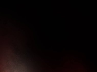 Takım elbiseli ve kravatlı bir adam mikrofonun önünde duruyor.