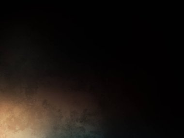 Bir adam kortta tenis raketi tutuyor.