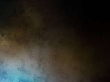 Takım elbiseli ve kravatlı bir adam duvarın önünde duruyor.