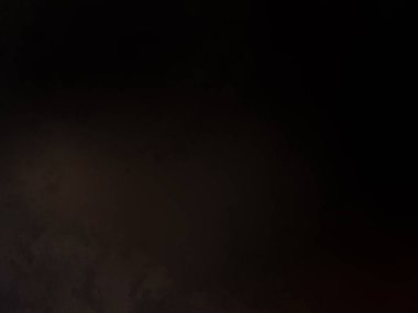 Karlı bir yamaçta snowboard süren bir adam.