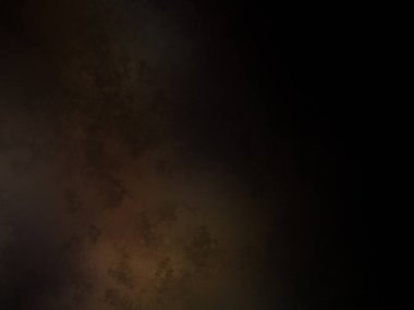 Elinde mikrofon tutan takım elbiseli ve kravatlı bir adam.