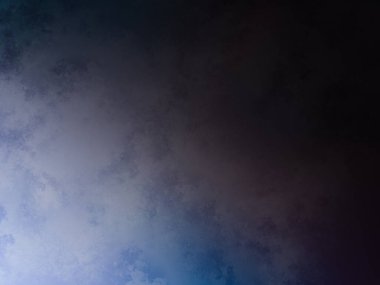 Bulutlu gökyüzünde mavi gökyüzü ile uçan bir uçak.