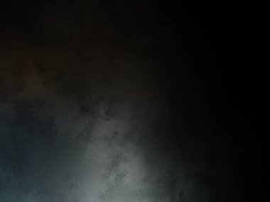 Karanlık bir yüzeyde kaykay süren bir insan.