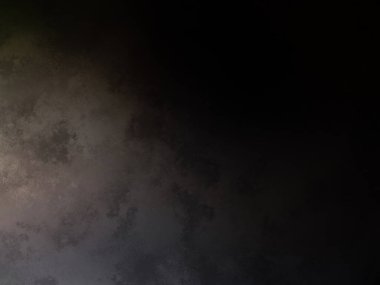 Takım elbiseli ve kravatlı bir adam tenis raketi tutuyor.