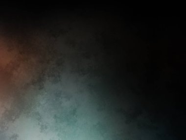 Tenis kortunda raket tutan bir adam.