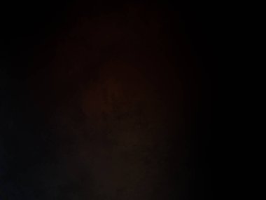 Dizüstü bilgisayarla yatakta oturan biri.