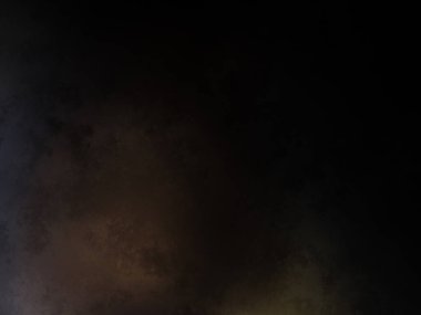 Takım elbiseli ve kravatlı bir adam ateşin önünde duruyor.