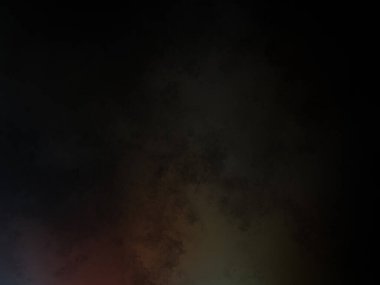 Üzerinde gökkuşağı ışığı olan bir saat.