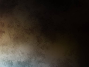 Takım elbiseli ve kravatlı bir adam duvarın önünde duruyor.