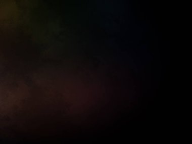 Elinde mikrofon tutan takım elbiseli ve kravatlı bir adam.