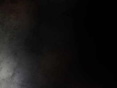 Siyah bir arka planın önünde duran takım elbiseli ve kravatlı bir adam.