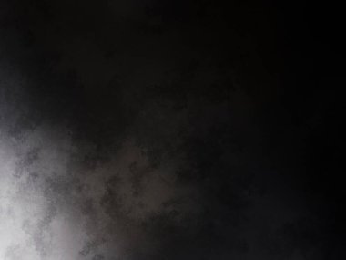 Elinde mikrofon tutan takım elbiseli ve kravatlı bir adam.